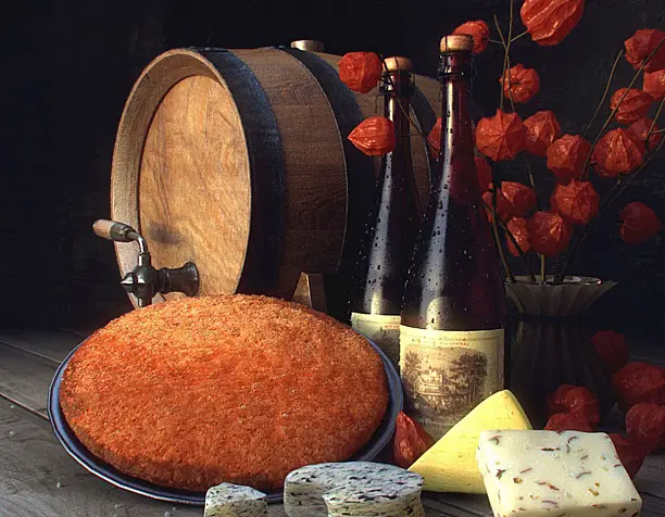 Натюрморт с пирогом и физалисом.