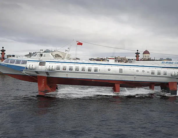 Теплоход  на  подводных  крыльях  "Комета"