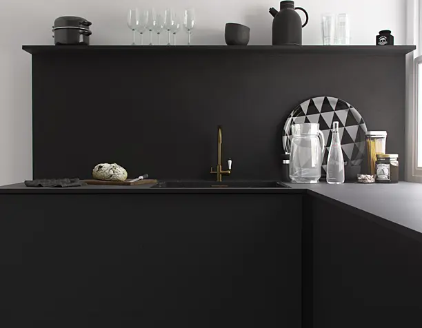 BLACK KITCHEN