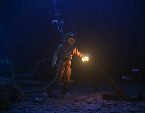 Three bolt diver