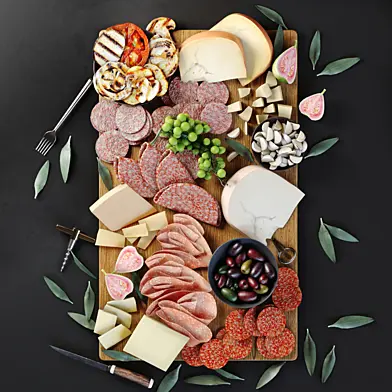 Мясная тарелка с колбасками, сыром та овощами гриль