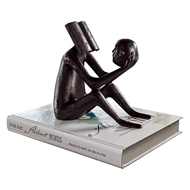 Фигурка из полимерной глины с книгой