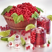Currant juice with berries