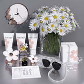 Daisy Vase + Marc Jacobs decorative set