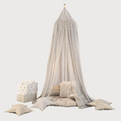 Children&#39;s canopy and decor in beige and golden tones