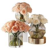 Розовые и белые розы в стеклянных вазах