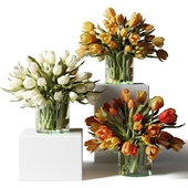 Желтые, оранжевые и белые тюльпаны в стеклянных вазах