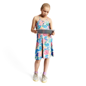 Ребенок девочка стоит с планшетом KS00035