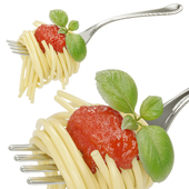 Спагетти на вилке с кетчупом и базиликом