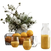 Апельсиновый сок с апельсинами и букетом цветов