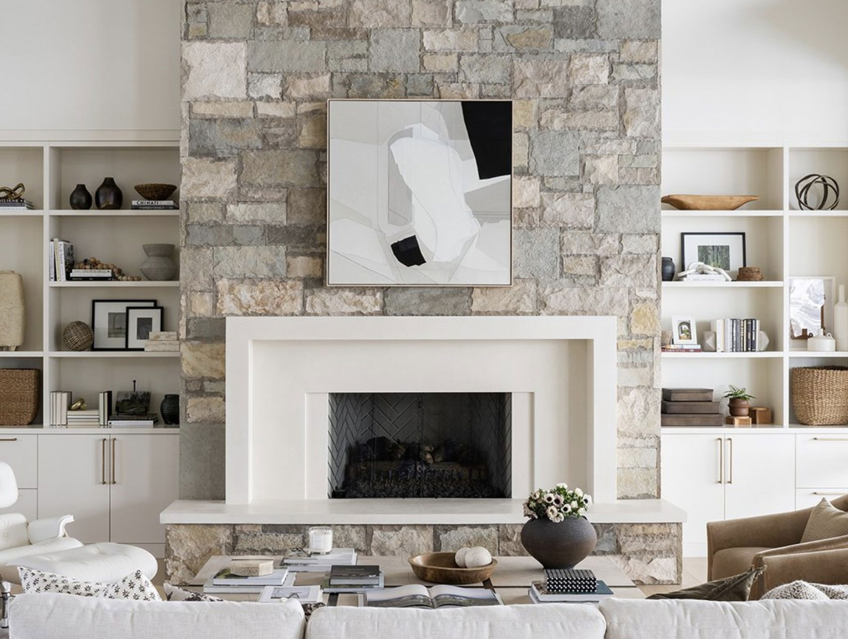 Камин в классическом стиле с каменной стеной.Stonework Fireplace modern ...
